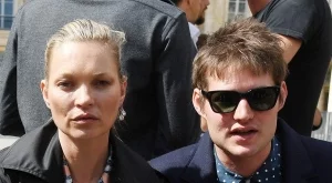 Кейт Мос се сгоди