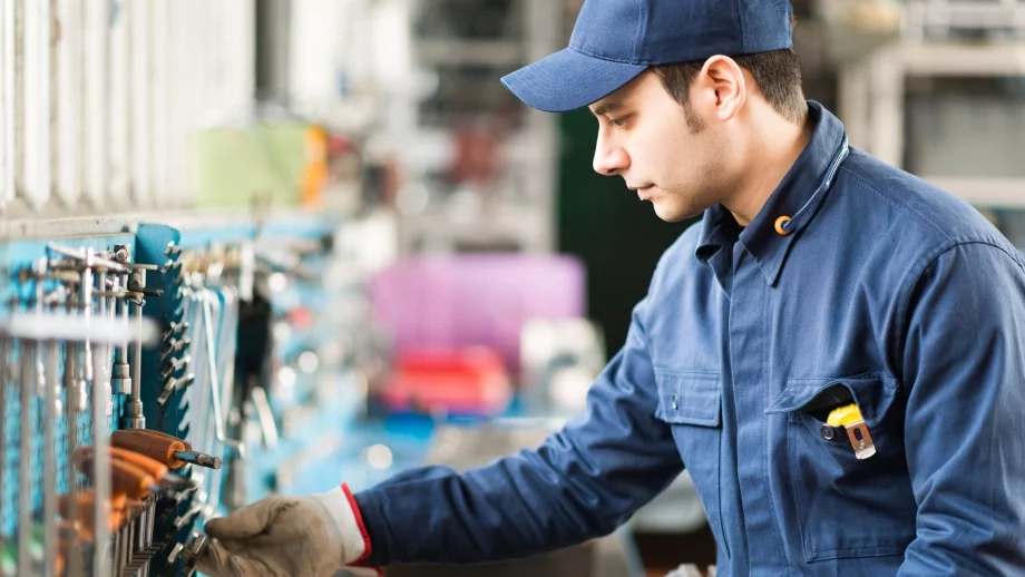 Тираджия и електротехник са сред най-дефицитните професии в България
