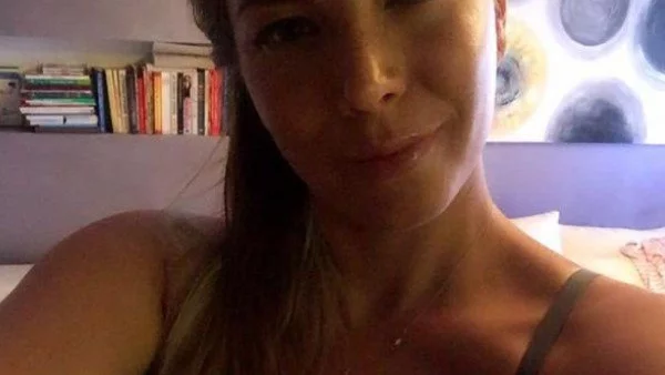 Бременната Емилия показа коремчето си