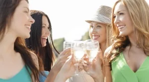 По женски на чаша вино