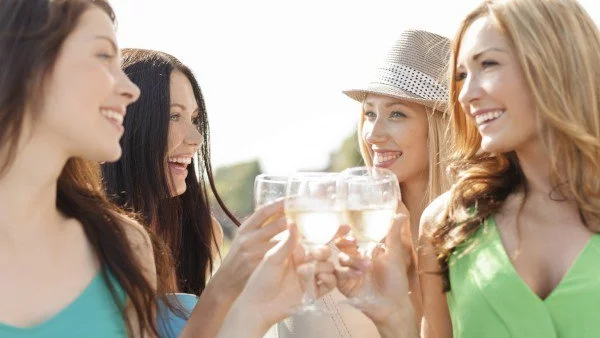 По женски на чаша вино