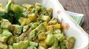 Свежа салата с авокадо, краставица, манго и риба тон