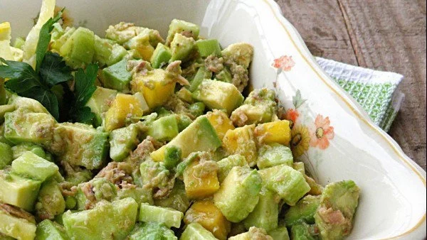 Свежа салата с авокадо, краставица, манго и риба тон