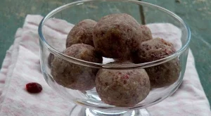 Енергийни топчета със сушени боровинки и кашу