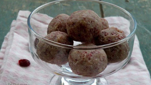 Енергийни топчета със сушени боровинки и кашу