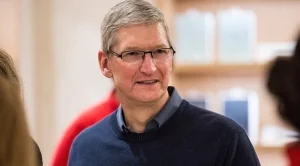 Шефът на Apple получава съвети от трима от най-влиятелните мъже в света
