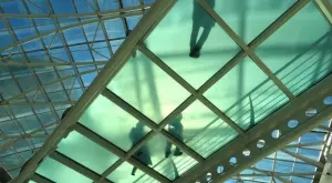 Учени създадоха стъкло-хамелеон