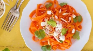 Какво е да спирализираш салатата си и защо е толкова модерно?