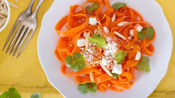 Какво е да спирализираш салатата си и защо е толкова модерно?