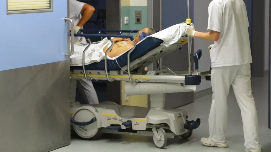 Ще увеличават заплатите в общинските и областните болници