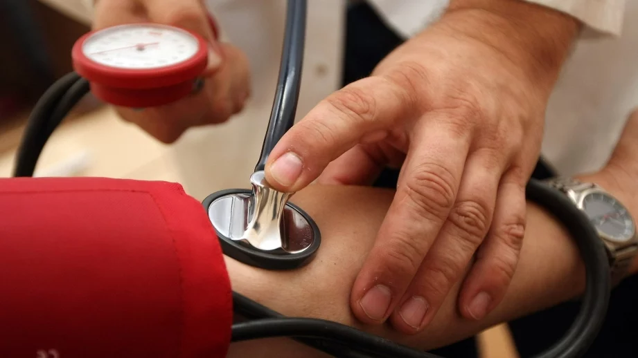 Синдикати и работодатели с критики към идеята да се дава половин заплата при болничен