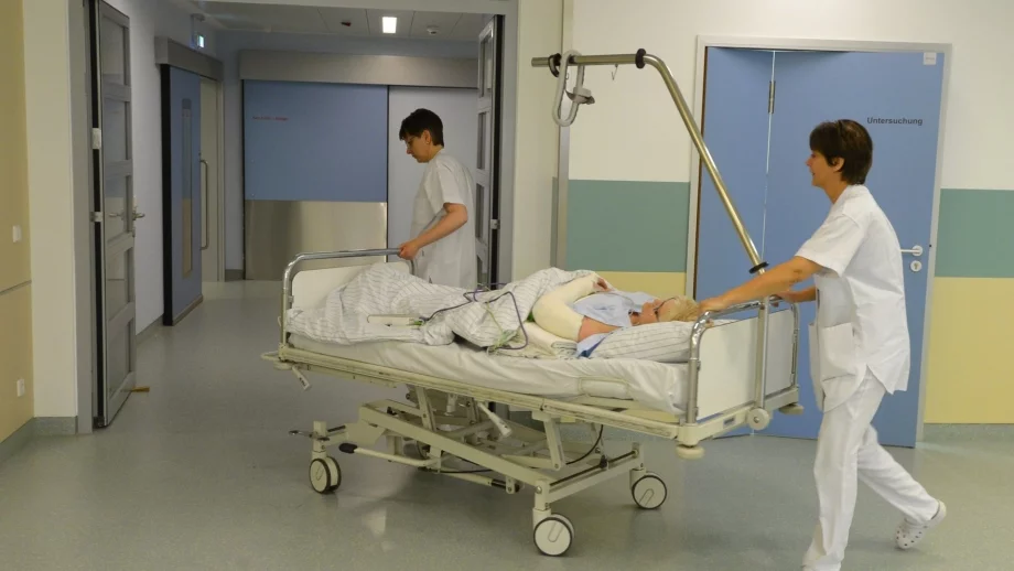 Въпреки лимитите - чакащите за влизане в болница намаляват