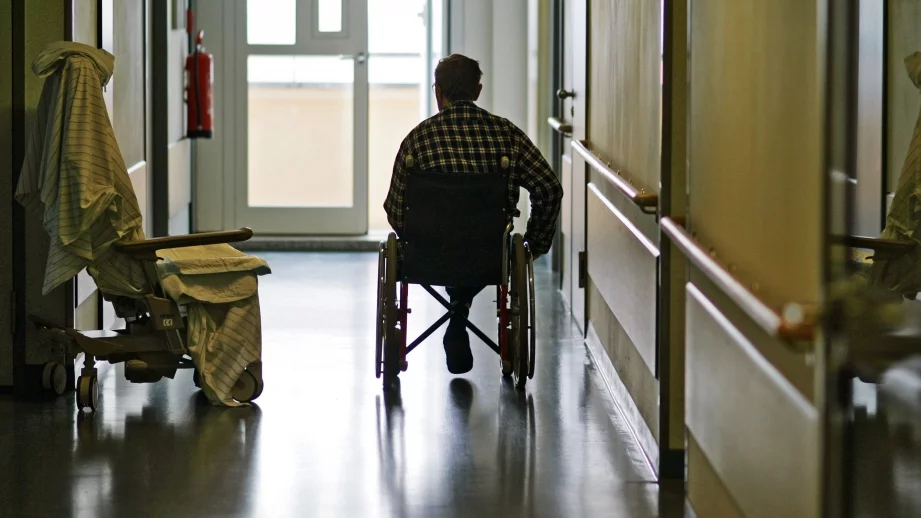 Осигуряват се 15,7 млн. лв. за асистенти на хора с увреждания