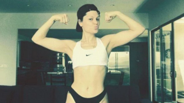 Джеси Джей показа стегнатото си тяло