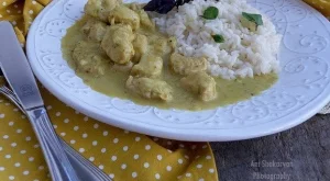 Пиле с кокосово мляко и къри