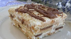 Бисквитена торта с Маскарпоне и течен шоколад