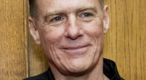  Брайън Адамс помага на български деца