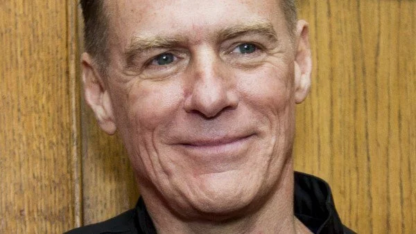  Брайън Адамс помага на български деца