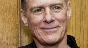 Броени часове до концерта на Брайън Адамс