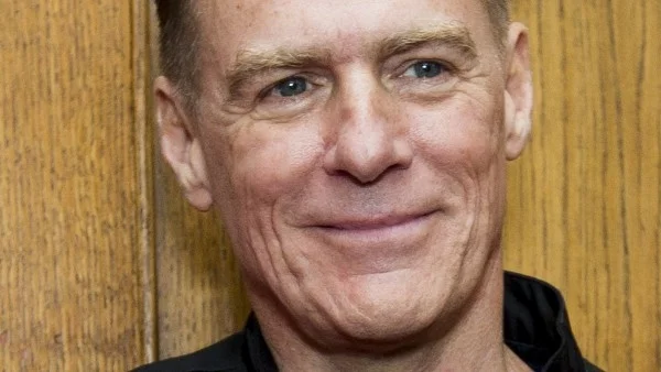 Броени часове до концерта на Брайън Адамс