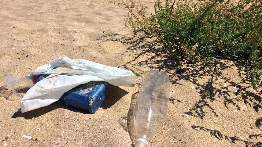 Земеделски шеф помогнал на баща си да си направи "частен" плаж