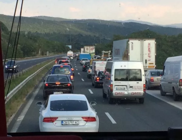 Натоварен трафик по магистралите "Хемус" и "Тракия"