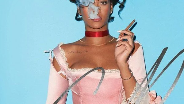 Риана преобразена като Мария-Антоанета