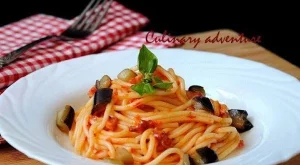 Спагети с патладжан, бекон и доматен сос