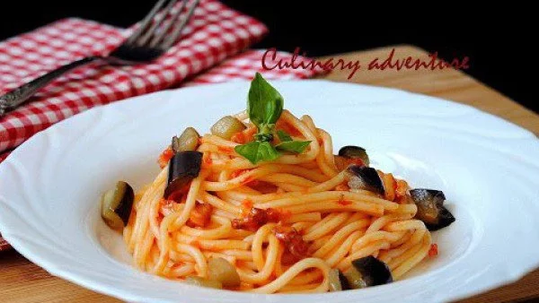 Спагети с патладжан, бекон и доматен сос