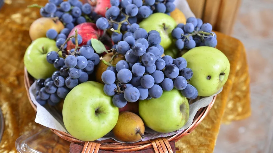Българинът харчи най-много за храна, купува все повече плодове