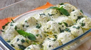 Пилешки кюфтенца в сос от заквасена сметана