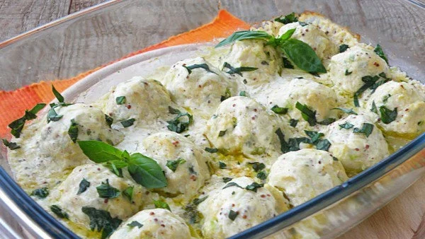 Пилешки кюфтенца в сос от заквасена сметана