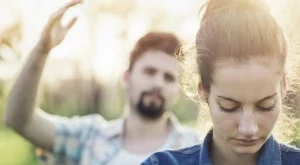 Тя те напуска, защото