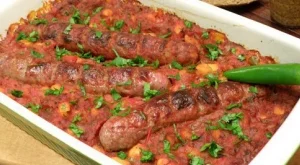 Запечен боб с наденици