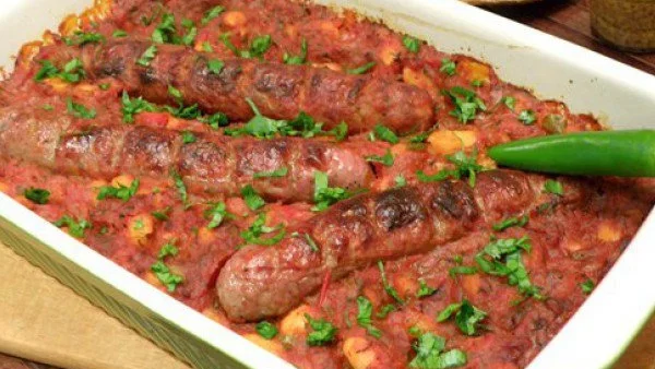 Запечен боб с наденици