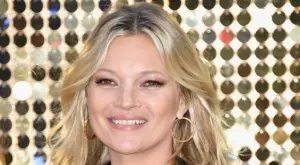 Изненада! Кейт Мос шокира с розова коса (СНИМКА)