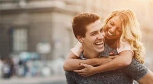 5 причини да излизате със забавен мъж