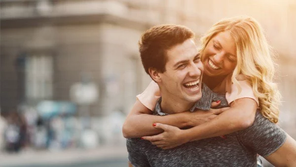 5 причини да излизате със забавен мъж