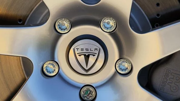 Tesla актуализира софтуера си след хакерска атака  