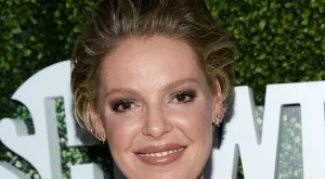 Катрин Хейгъл показа наедрялото си коремче