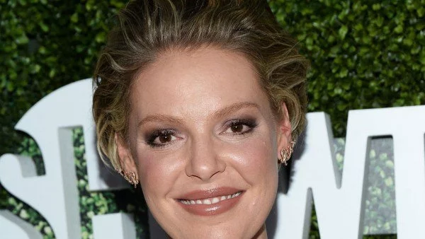 Катрин Хейгъл показа наедрялото си коремче