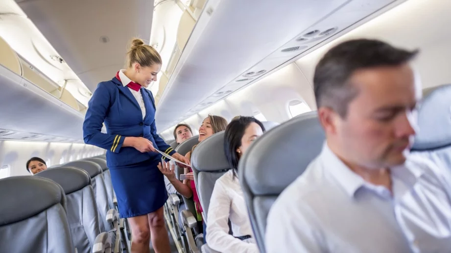 В никакъв случай НЕ правете тези 6 неща в самолета 