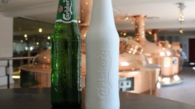 Carlsberg с нова еко бутилка за бира 