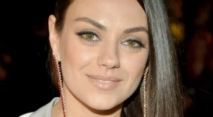 Мила Кунис преобрази дома на родителите си (видео)