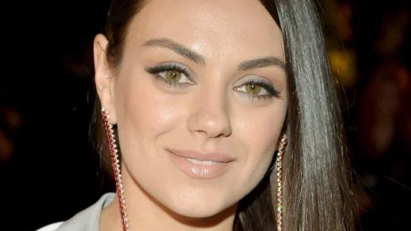 Мила Кунис преобрази дома на родителите си (видео)