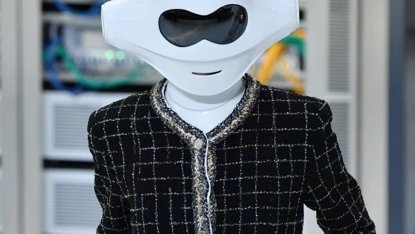 Футуристичност и ярки цветове от Chanel за Пролет/Лято 2017