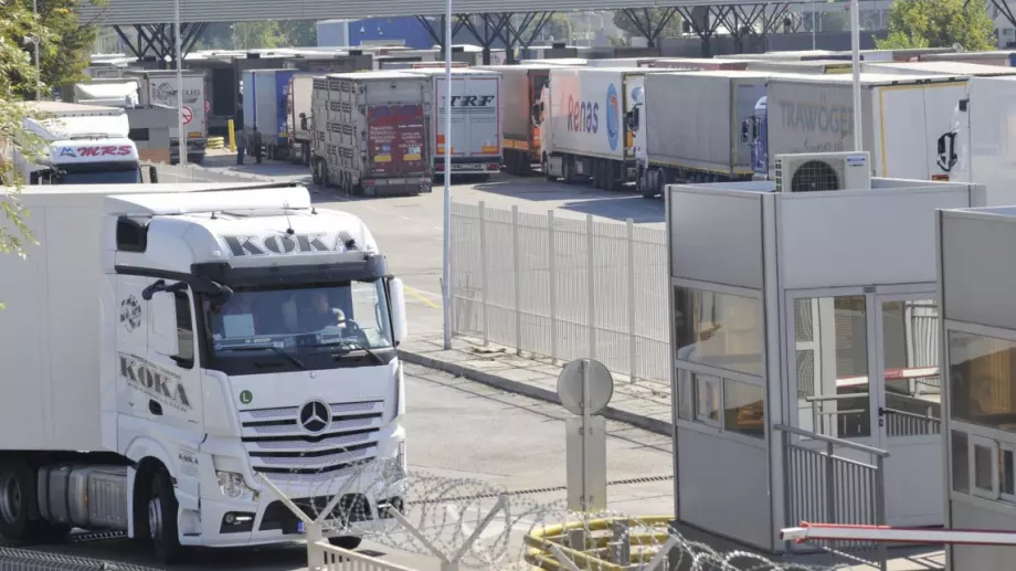 Спор между държавата и частна фирма блокира стотици тирове на ГКПП "Капитан Андреево"