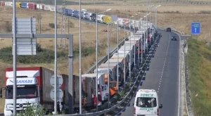 Обемът в транспорта се свива, услугите обаче се увеличават