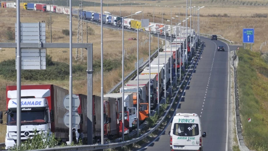 Обемът в транспорта се свива, услугите обаче се увеличават