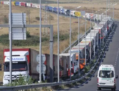 Камионите чакат по 8 часа, за да минат Дунав мост при Видин